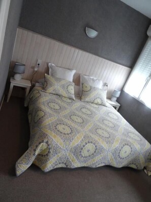 Desk, soundproofing, free WiFi - Hotel Au Bon Accueil (Alban)