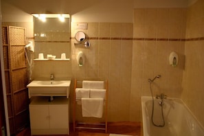 Doppelzimmer | Badezimmer | Kostenlose Toilettenartikel, Haartrockner