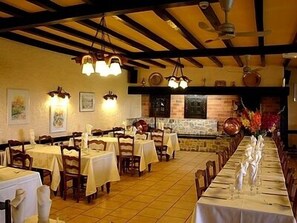 Breakfast, lunch, dinner served; French cuisine  - Hotel Au Bon Accueil (Alban)