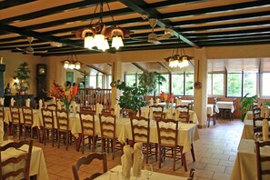 供应早餐、午餐和晚餐，法国菜