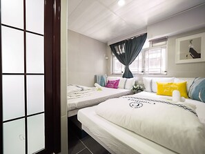 Ropa de cama de alta calidad y caja de seguridad en la habitación 