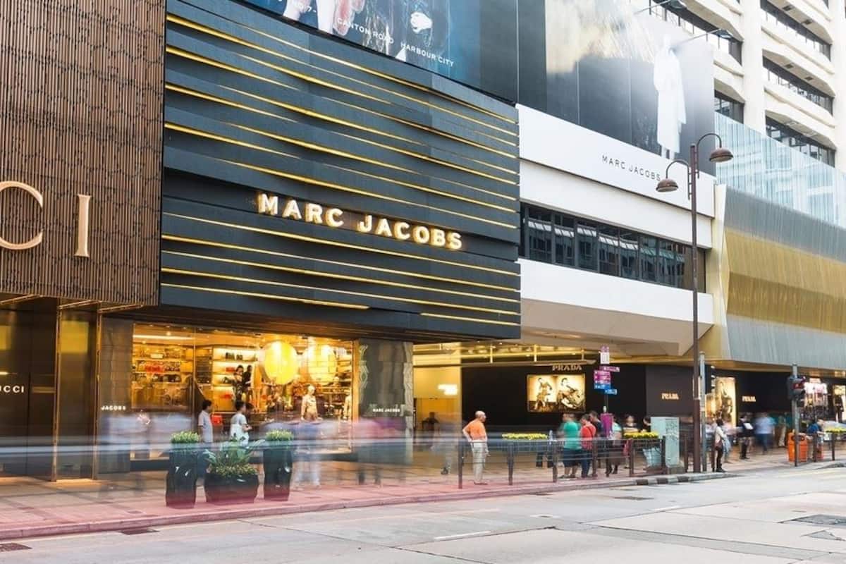 Storefronts of Gucci and Marc Jacobs on a busy street.