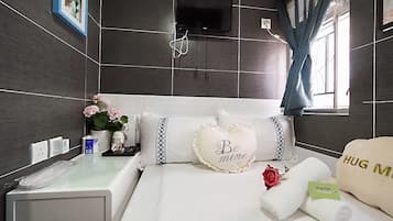 Premium bedding, in-room safe, free WiFi