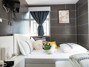 Ropa de cama de alta calidad y caja de seguridad en la habitación 