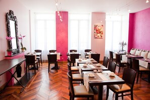 Desayuno buffet (EUR 16 por persona) 