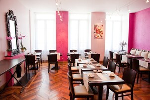 每日供应自助式早餐（每人 EUR 16）