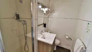 Chambre Simple Standard, non-fumeurs, salle de bains privée | Salle de bain | Douche, articles de toilette gratuits, sèche-cheveux