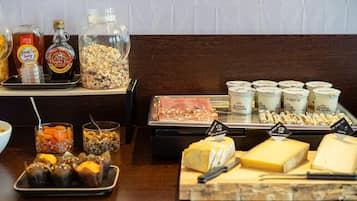 Päivittäinen buffetaamiainen (16 EUR per henkilö)