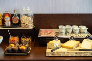 Tägliches Frühstücksbuffet (16 EUR pro Person)