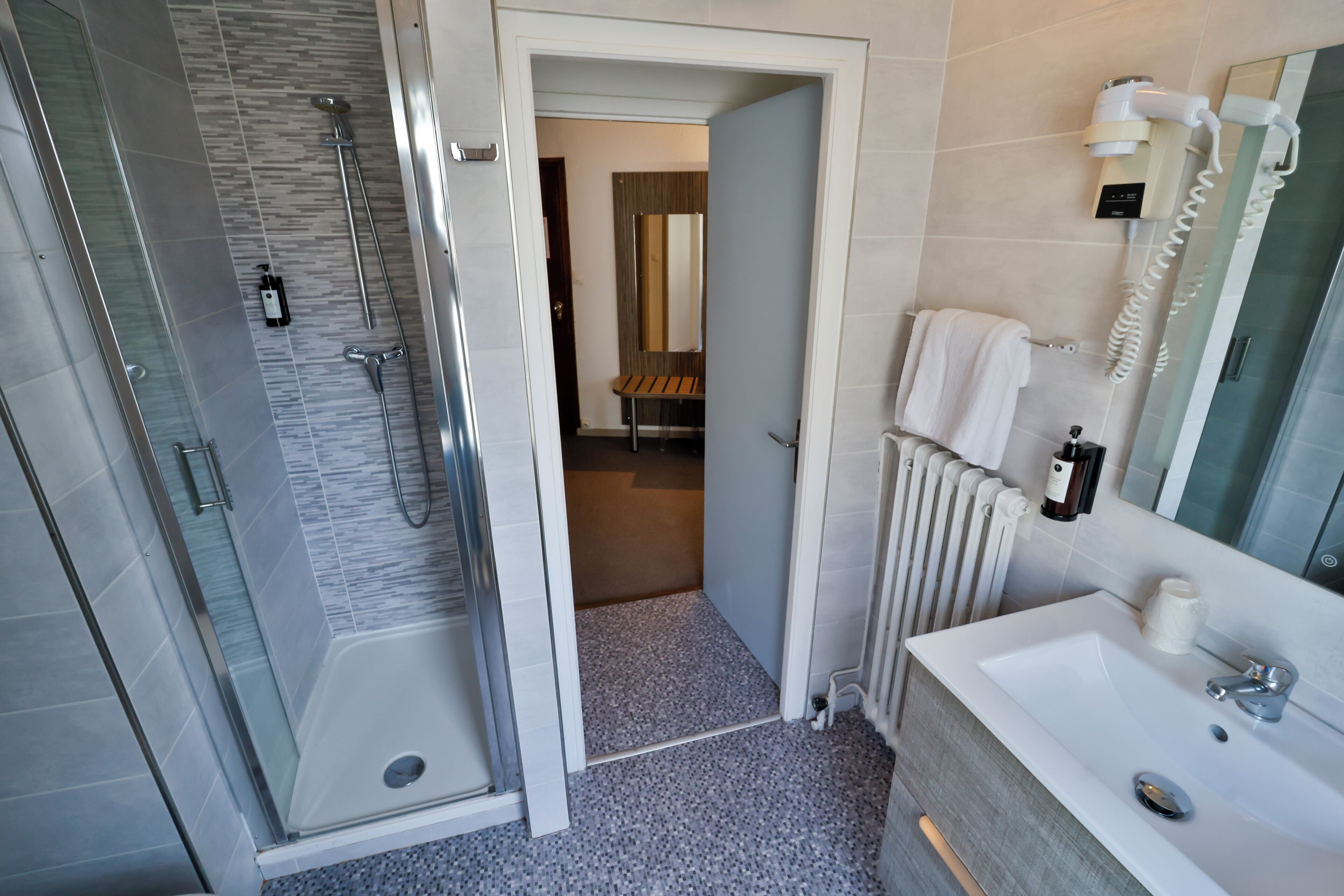 Family Room, Non Smoking, Private Bathroom | Bathroom | Shower, free toiletries, hair dryer, towels