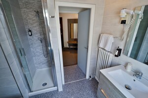 Perhehuone, tupakointi kielletty, oma kylpyhuone | Kylpyhuone | Suihku, ilmaiset hygieniatuotteet, hiustenkuivaaja, pyyhkeet