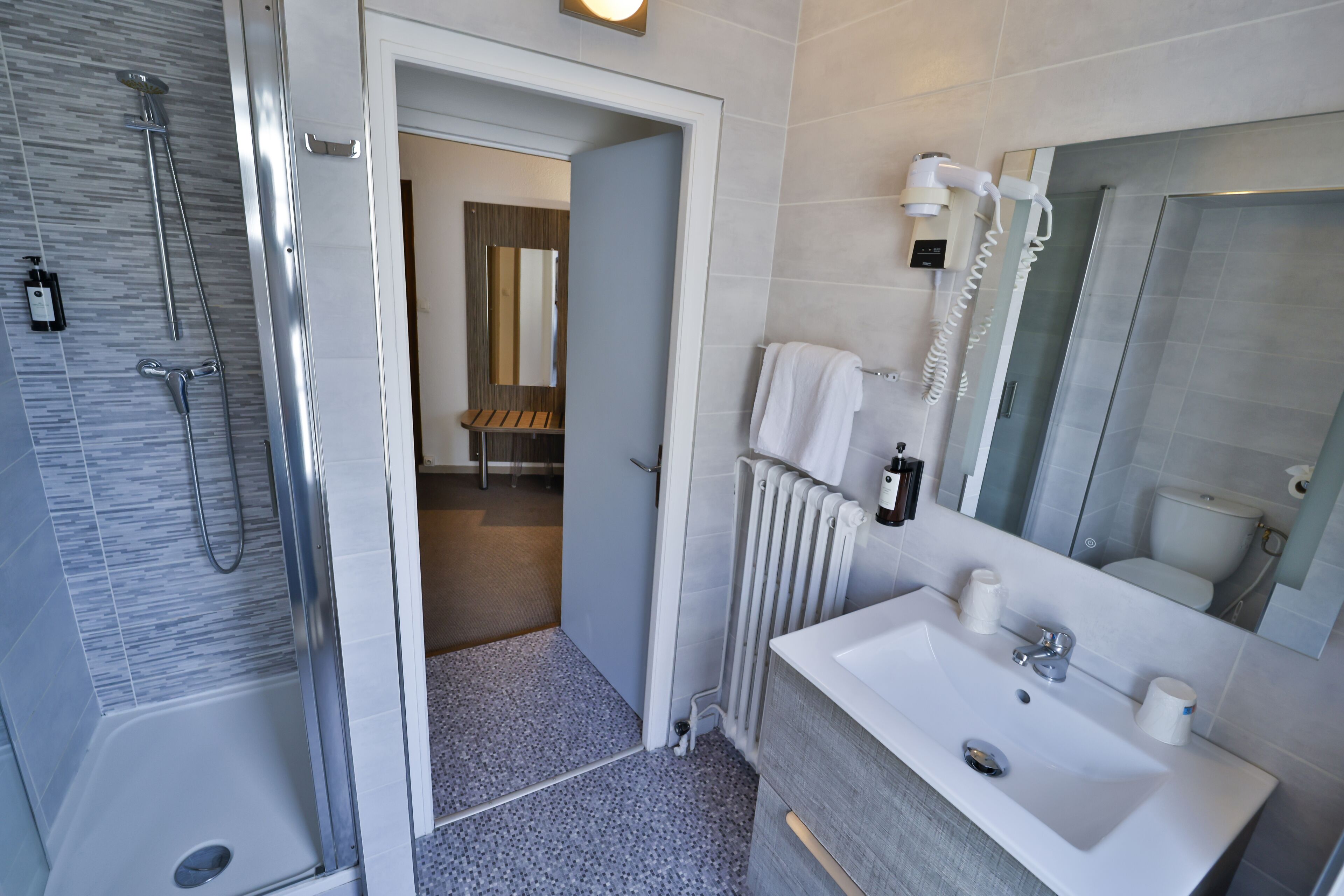 슈피리어 트리플룸, 금연, 전용 욕실 | 욕실 | 샤워 시설, 무료 세면용품, 헤어드라이어, 타월