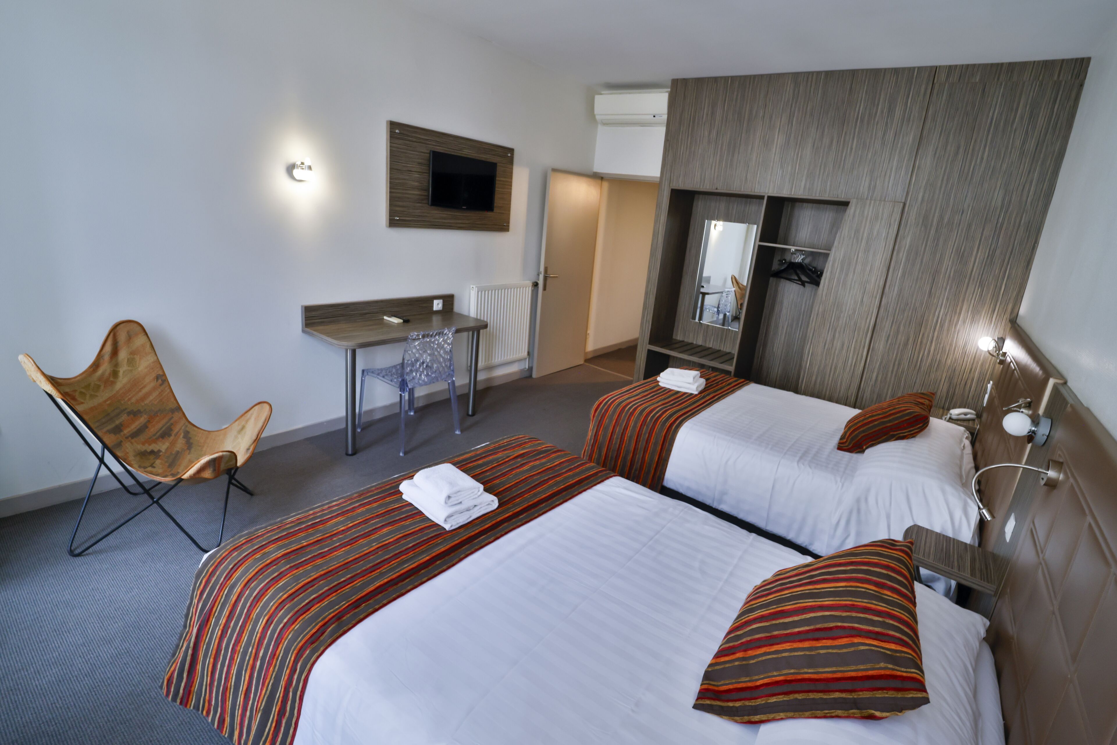 Habitación familiar, no fumadores, baño privado | Ropa de cama de alta calidad, escritorio, sistema de insonorización