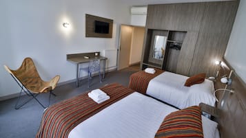 Habitación familiar, no fumadores, baño privado | Ropa de cama de alta calidad, escritorio, sistema de insonorización