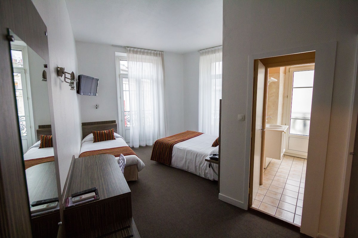 Premium bedding, desk, soundproofing, free WiFi