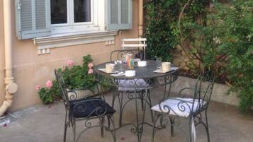 Facciata della struttura - sera/notte