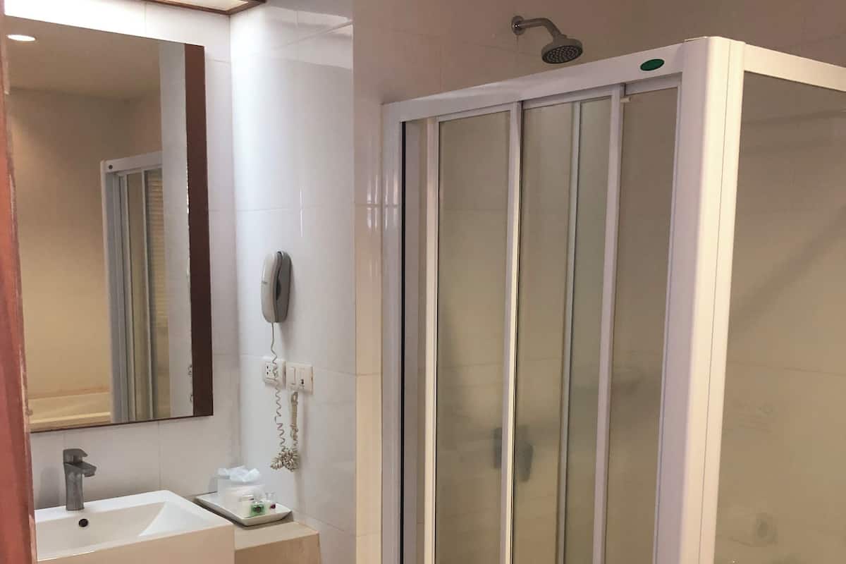 Separate tub and shower, free toiletries, hair dryer, bathrobes