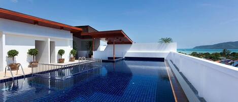 Een buitenzwembad, open van 08.00 uur tot 18.00 uur, en ligstoelen