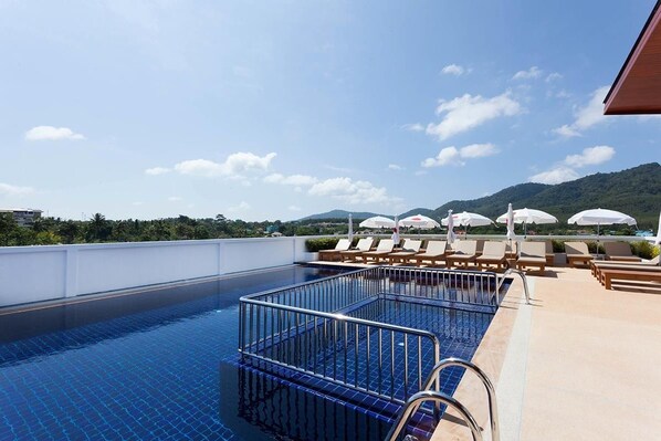 Piscine extérieure, chaises longues