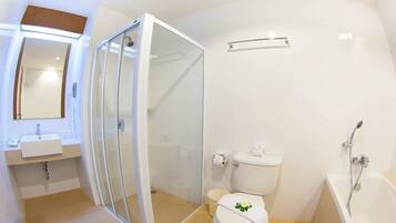 Un baño moderno con ducha de mampara de vidrio, inodoro y bañera.