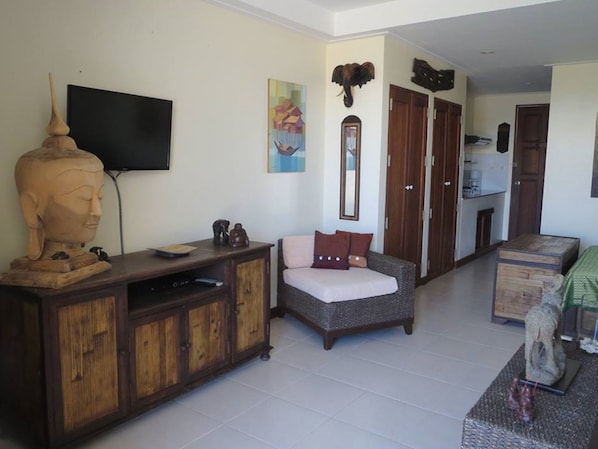 Studio | Living area | Flat-screen TV