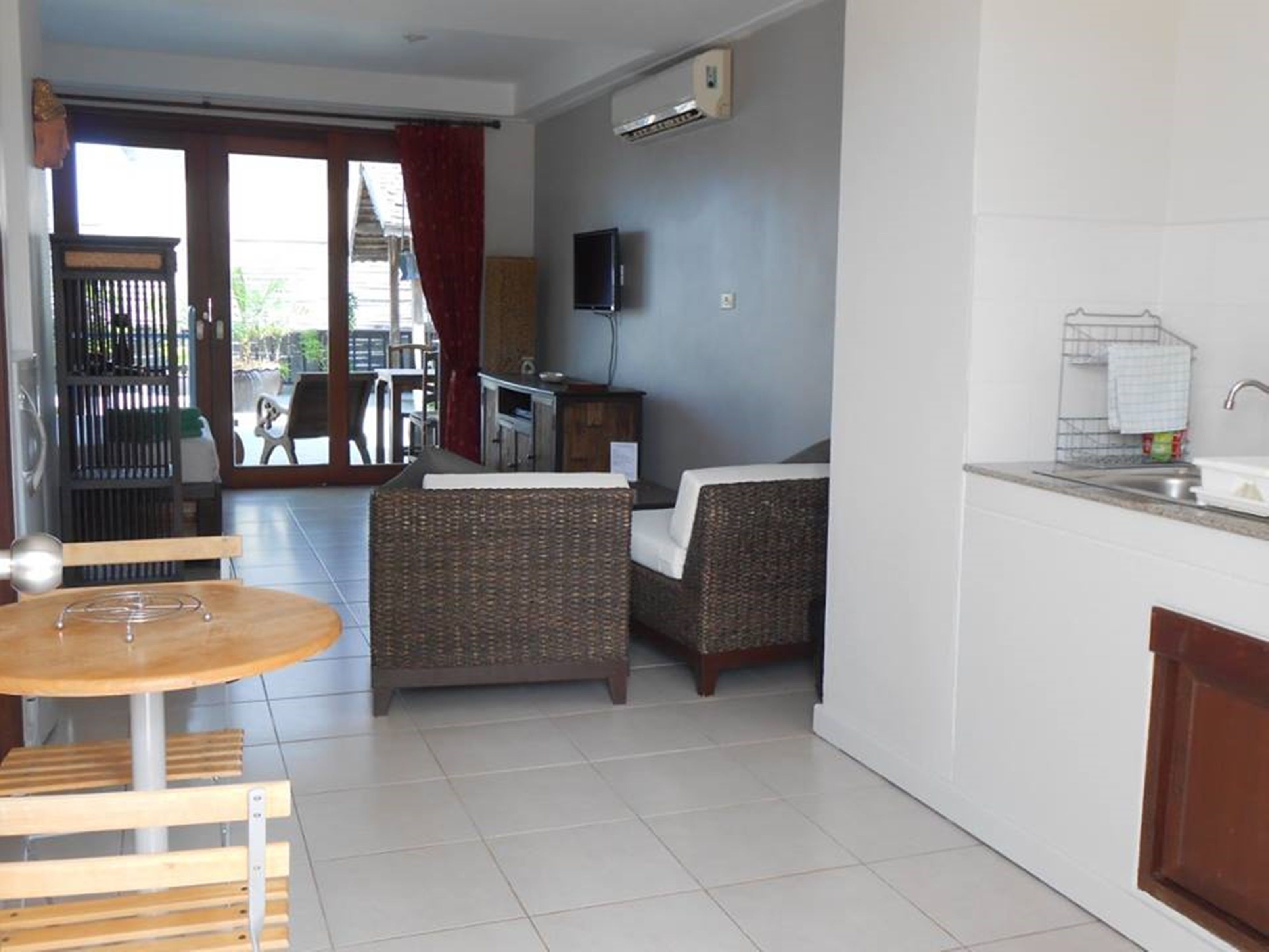 Studio | Living area | Flat-screen TV