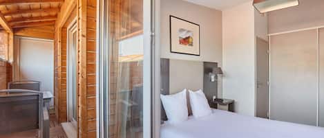 Studio, Balcony (2 People) | Premium bedding, in-room safe, blackout drapes, soundproofing