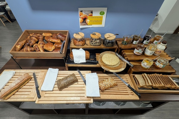 Se ofrece un desayuno bufé todos los días (18 EUR por persona)