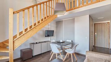 Superior studio (2 People) | Luxe beddengoed, een kluis op de kamer, verduisterende gordijnen