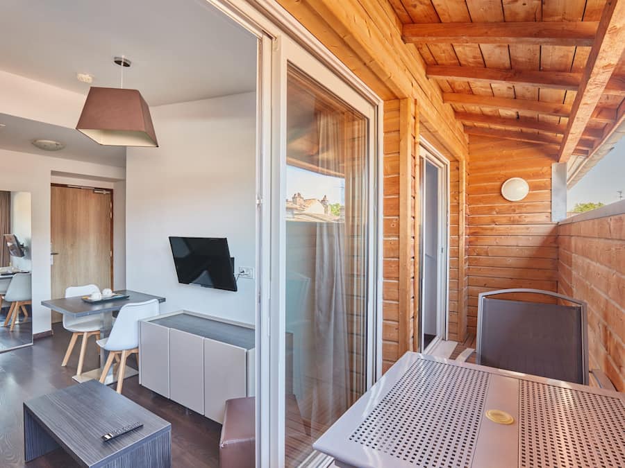 Studio, parveke (2 People) | Ylelliset vuodevaatteet, tallelokero huoneessa, pimennysverhot