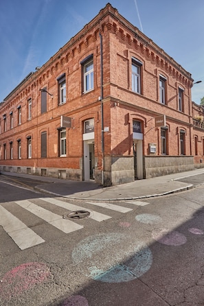 A red brick building with a storefront labeled 'Odaly's.' - Odalys City Apartment Hotel - Toulouse Centre Gare (Toulouse)