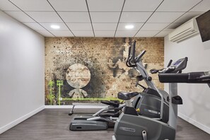 A gym with treadmills, a stationary bike, and a wall mural. - Odalys City Apartment Hotel - Toulouse Centre Gare (Toulouse)