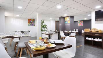 Desayuno buffet diario (EUR 18 por persona)