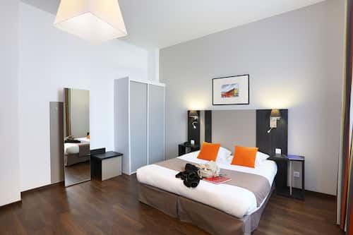 Premium bedding, in-room safe, blackout drapes, soundproofing