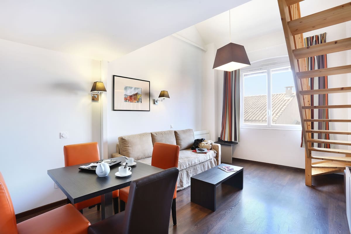 Premium bedding, in-room safe, blackout curtains, soundproofing