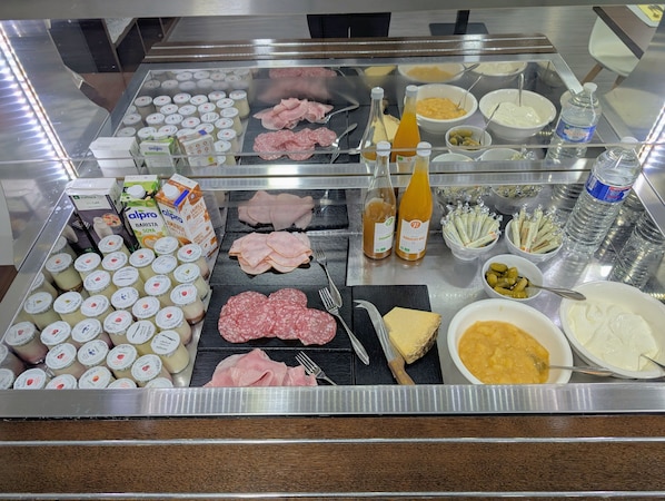 Tägliches Frühstücksbuffet gegen Gebühr