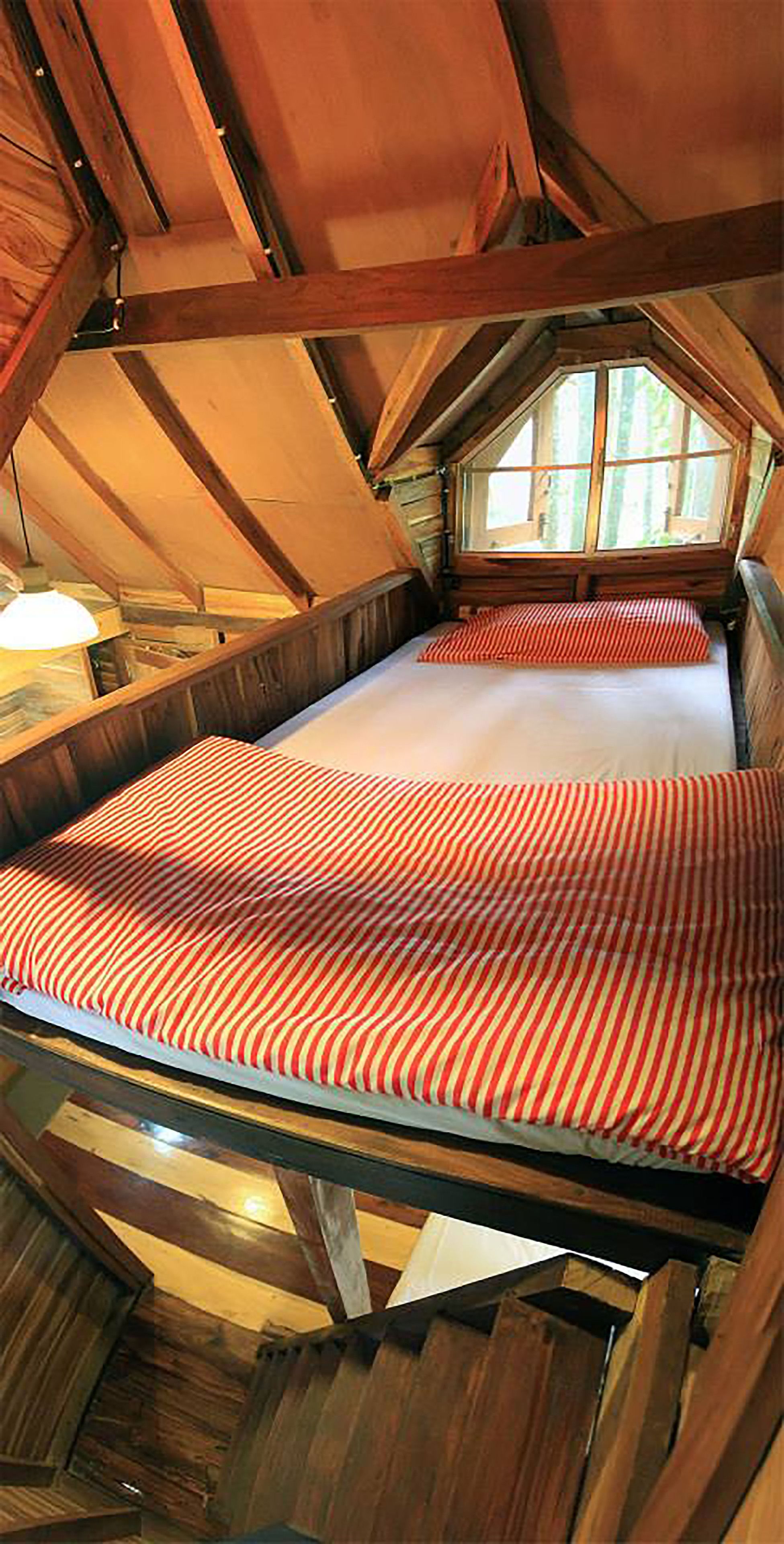 cottage treehouse triple | individually decorated, individually furnished, desk