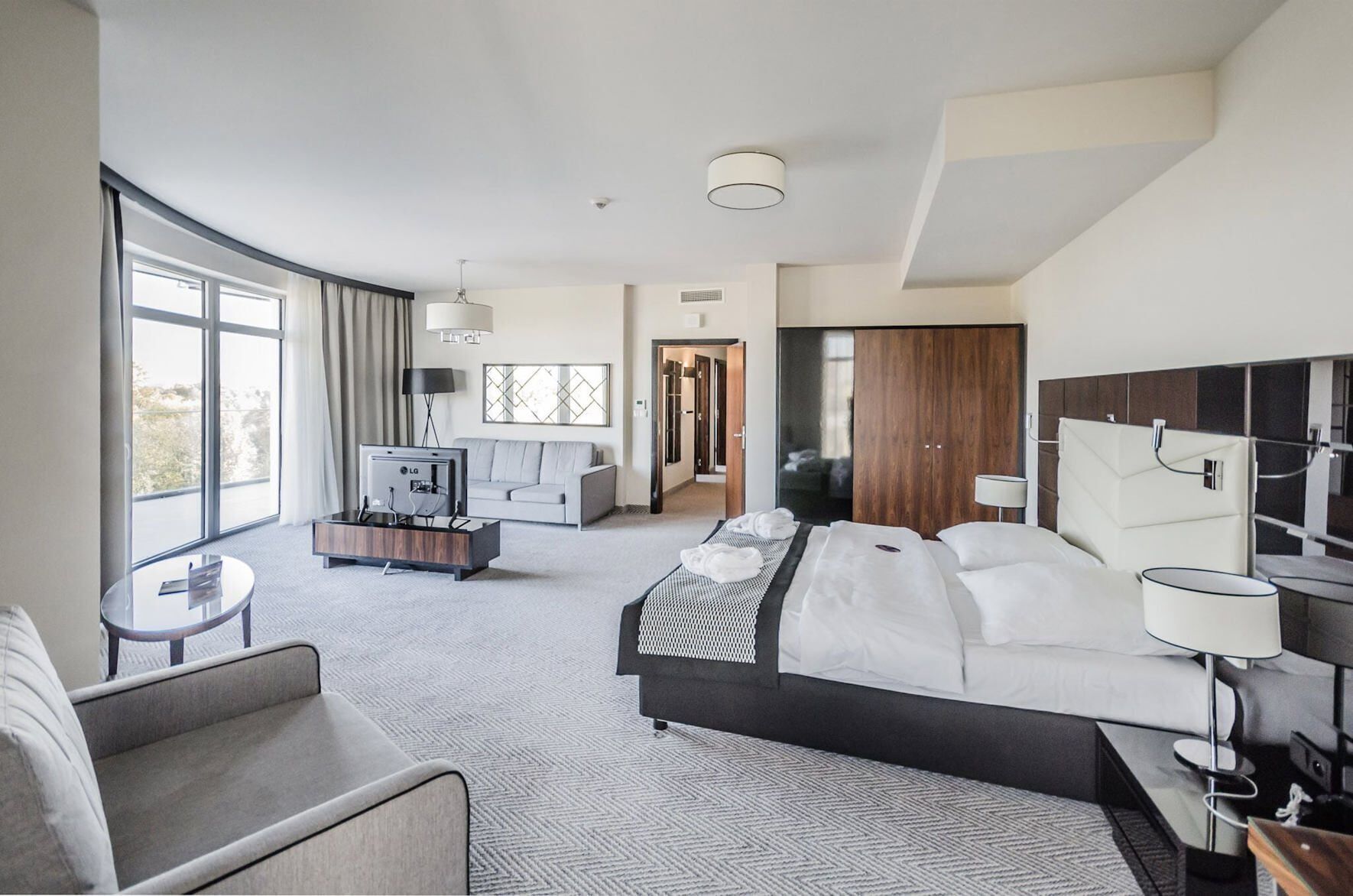 Hypo-allergenic bedding, minibar, in-room safe, desk