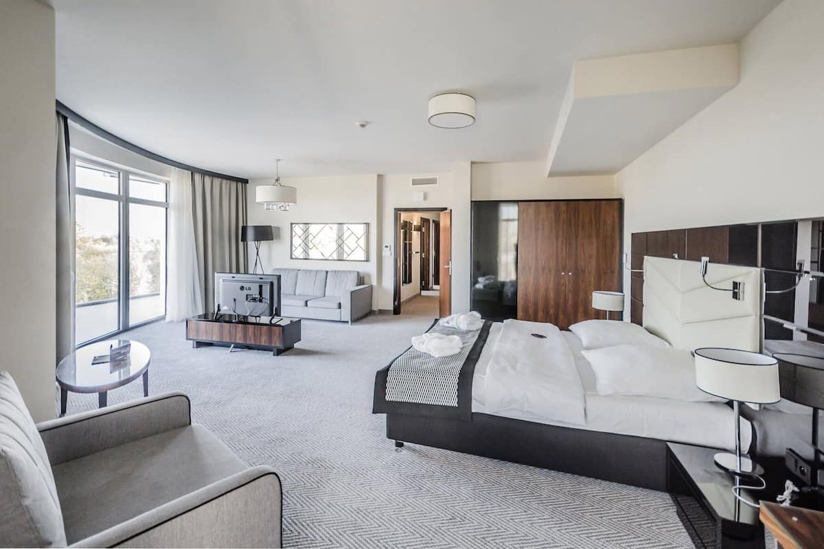 Hypo-allergenic bedding, minibar, in-room safe, desk