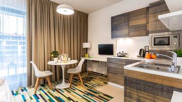 Habitación doble, vistas parciales al mar | 1 dormitorio, caja fuerte, escritorio y cunas gratuitas