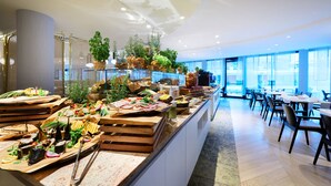 Ein Buffet mit verschiedenen Speisen und Pflanzen.