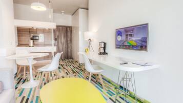 Apartamento de lujo | Zona de estar | Una televisión de pantalla plana