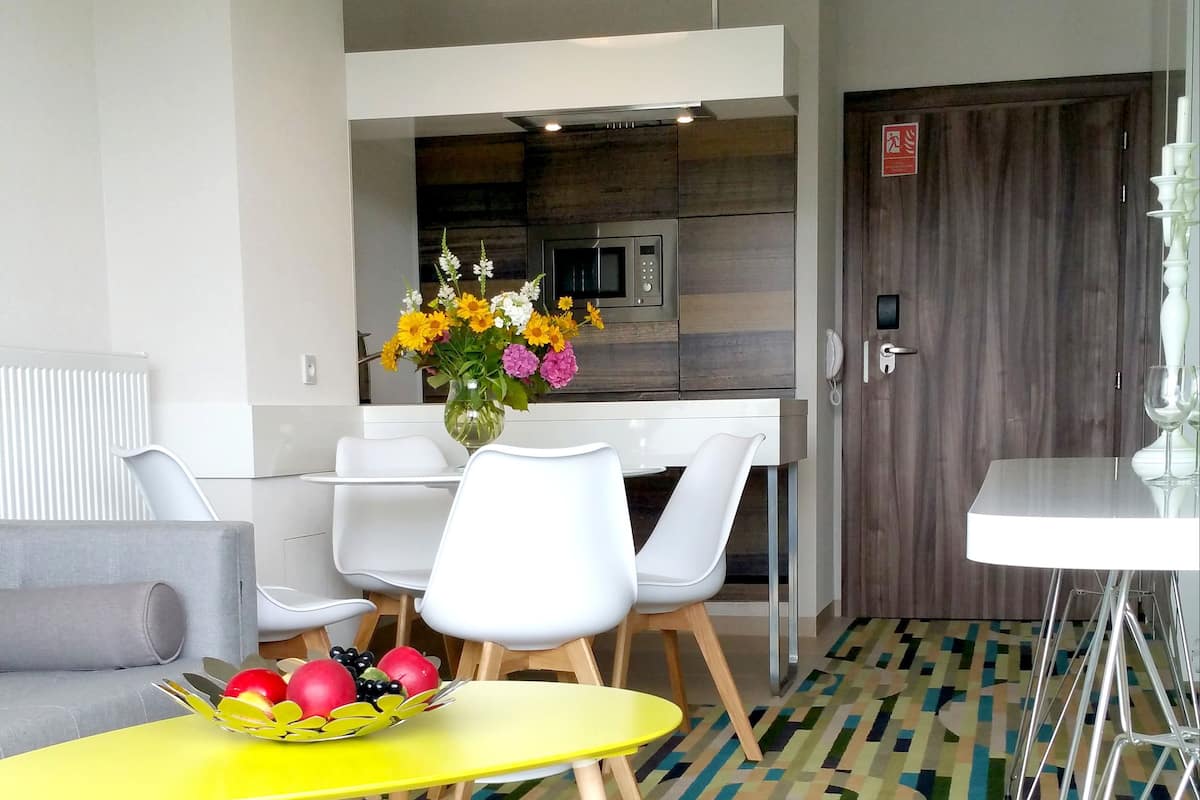 Luxury Apartment, 1 Bedroom, Partial Sea View | 1 bedroom, in-room safe, desk, free cribs/infant beds