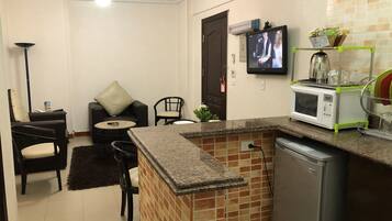 Kjøleskap, mikrobølgeovn, kaffetrakter/tekoker og vannkoker