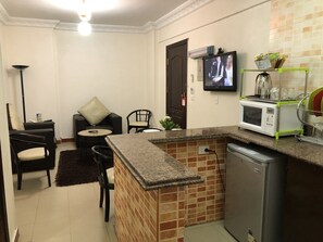 Fridge, microwave, coffee/tea maker, electric kettle - Bonne Vie Hotel (6th of October City)