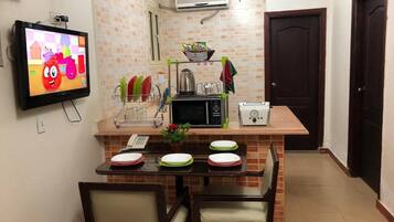Lemari es, microwave, mesin pembuat kopi/teh, dan ketel listrik