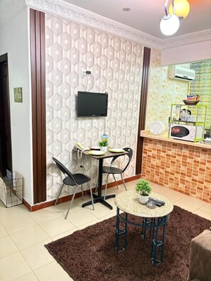 Deluxe Triple Room | Living area | LED TV - Bonne Vie Hotel (6th of October City)