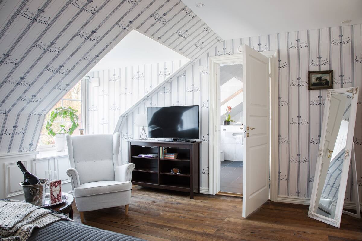 royal suite | individually decorated, individually furnished, soundproofing