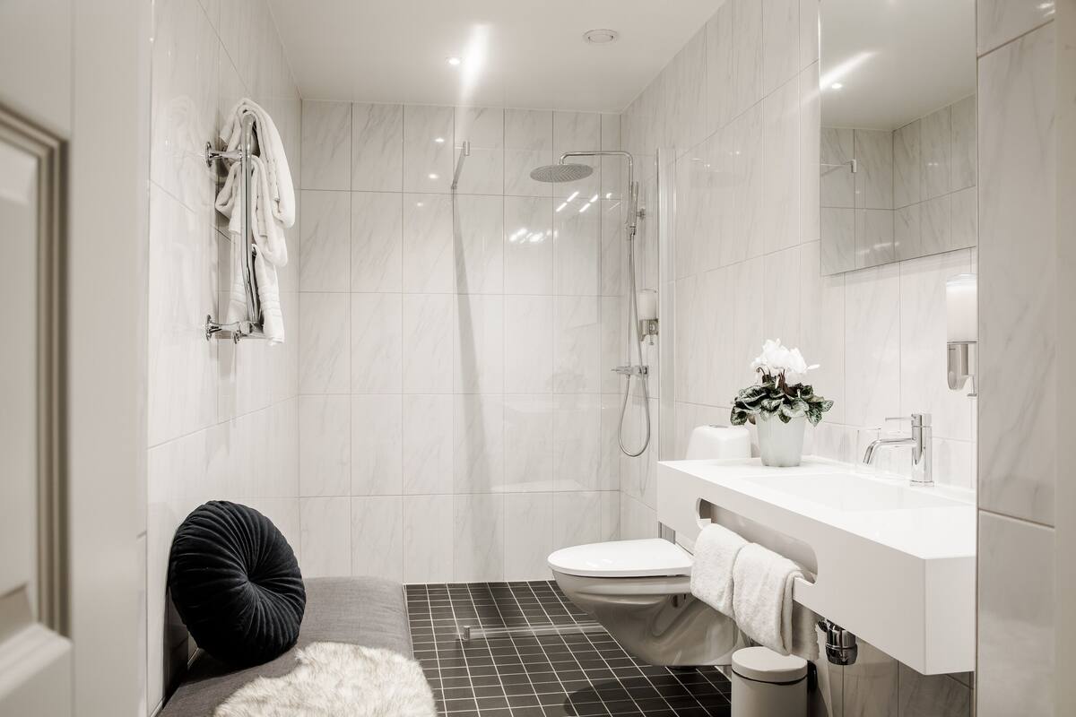 junior suite | bathroom | shower, hair dryer, towels