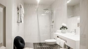 Junior suite | Badkamer | Een douche, een haardroger, handdoeken